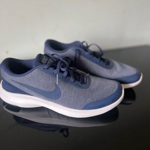 Women's size 9.5 Navy blue and grey Nike flex athletic shoes
